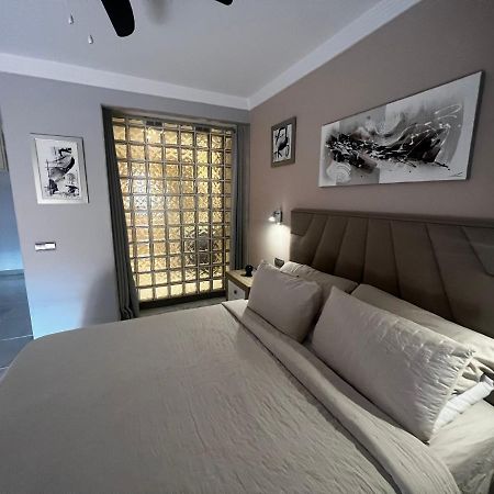 Beachfront Apartment - Sea Views - Marbella Bagian luar foto