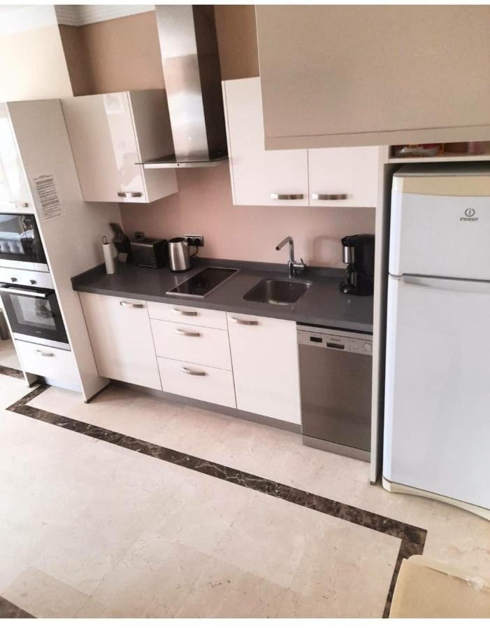 Beachfront Apartment - Sea Views - Marbella Bagian luar foto