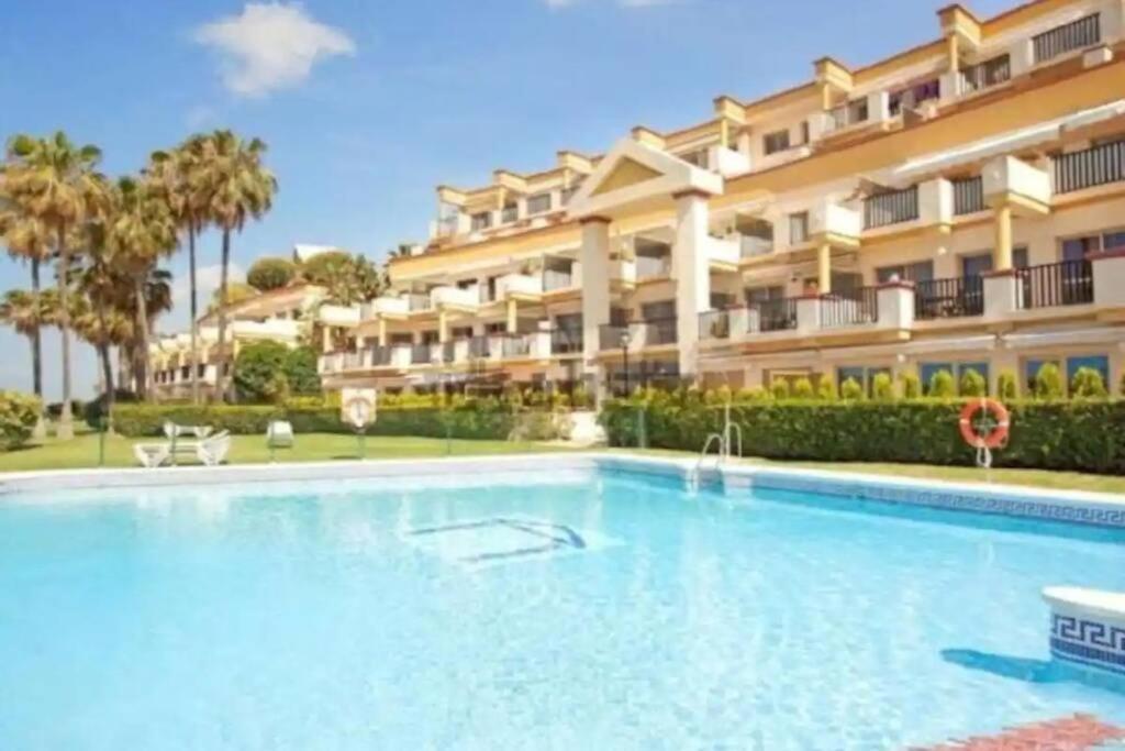 Beachfront Apartment - Sea Views - Marbella Bagian luar foto