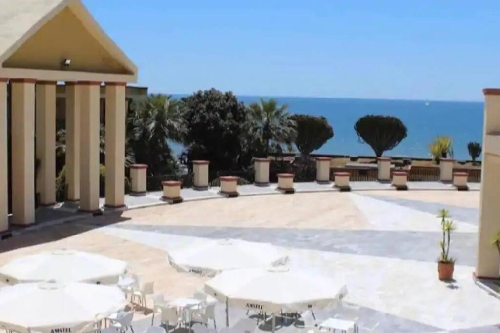 Beachfront Apartment - Sea Views - Marbella Bagian luar foto