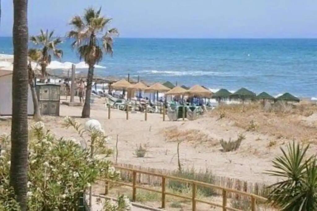 Beachfront Apartment - Sea Views - Marbella Bagian luar foto