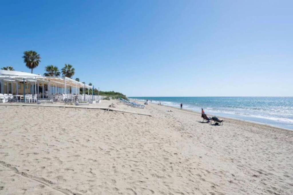 Beachfront Apartment - Sea Views - Marbella Bagian luar foto
