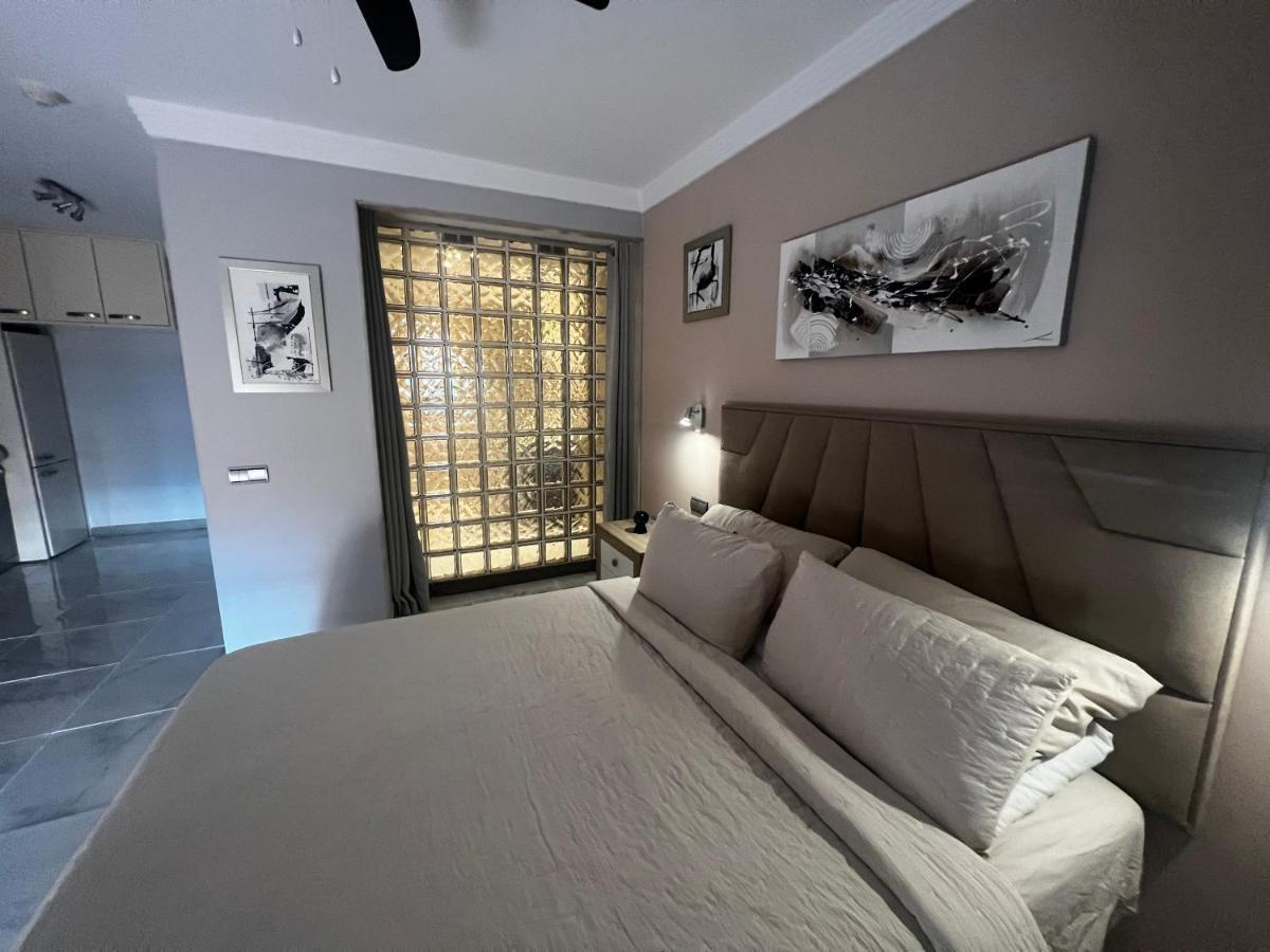 Beachfront Apartment - Sea Views - Marbella Bagian luar foto