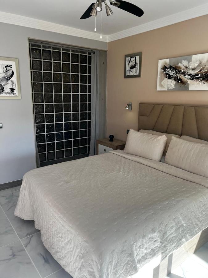 Beachfront Apartment - Sea Views - Marbella Bagian luar foto